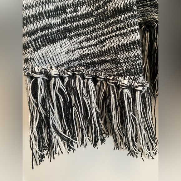 Lady Dutch Wrap Sweater - Picture 4 of 7